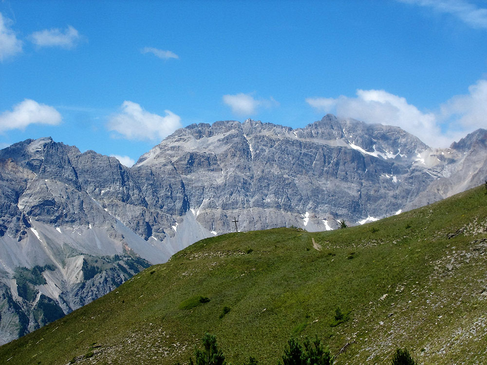 La croce e, sullo sfondo, i Re Magi